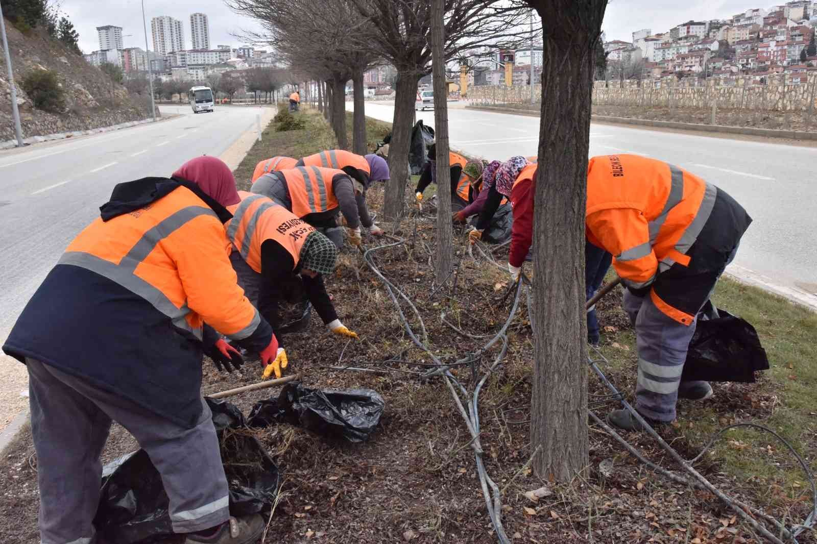 8 Mart Dünya Kadınlar Günü’nde belediyede çalışan kadın işçiler erkeklere mesaj vererek, "Kadına şiddete hayrı" dedi. Bilecik Belediyesi Park ve ...