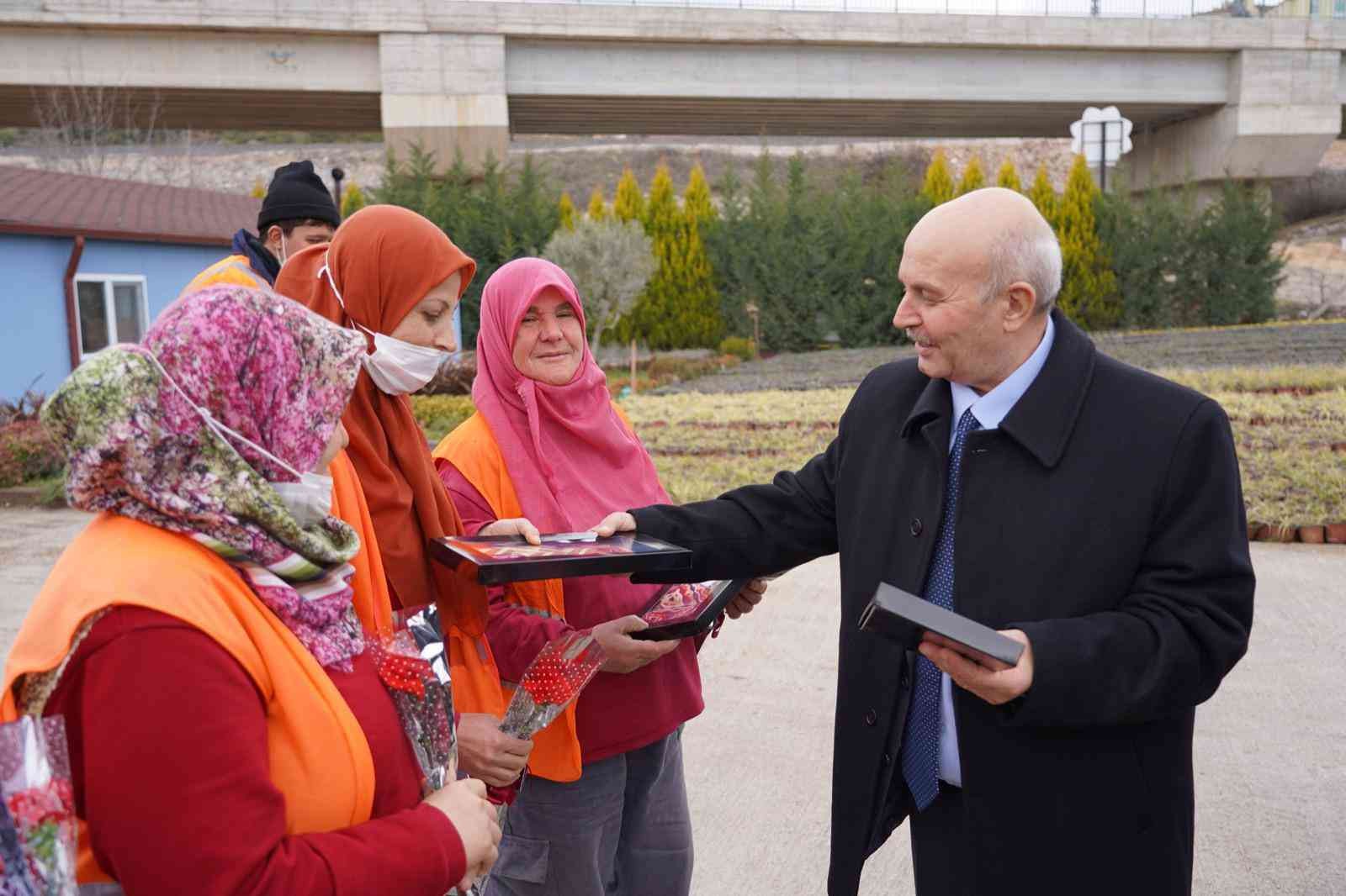 8 Mart Dünya Kadınlar Günü’nde belediyede çalışan kadın işçiler erkeklere mesaj vererek, "Kadına şiddete hayrı" dedi. Bilecik Belediyesi Park ve ...