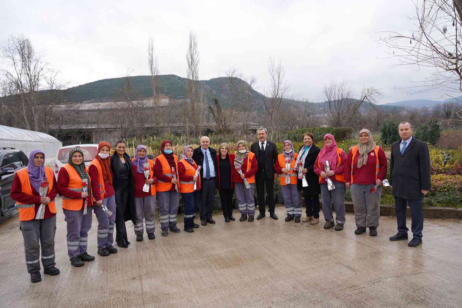 8 Mart Dünya Kadınlar Günü’nde belediyede çalışan kadın işçiler erkeklere mesaj vererek, "Kadına şiddete hayrı" dedi. Bilecik Belediyesi Park ve ...