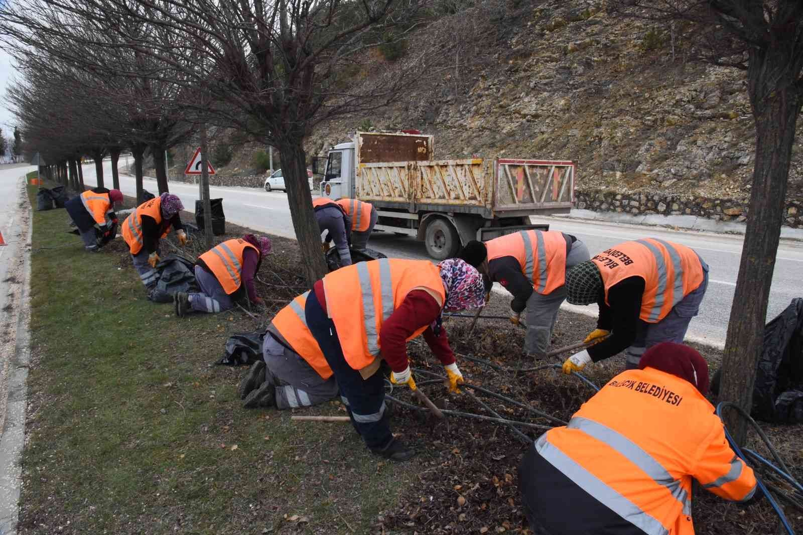 8 Mart Dünya Kadınlar Günü’nde belediyede çalışan kadın işçiler erkeklere mesaj vererek, "Kadına şiddete hayrı" dedi. Bilecik Belediyesi Park ve ...