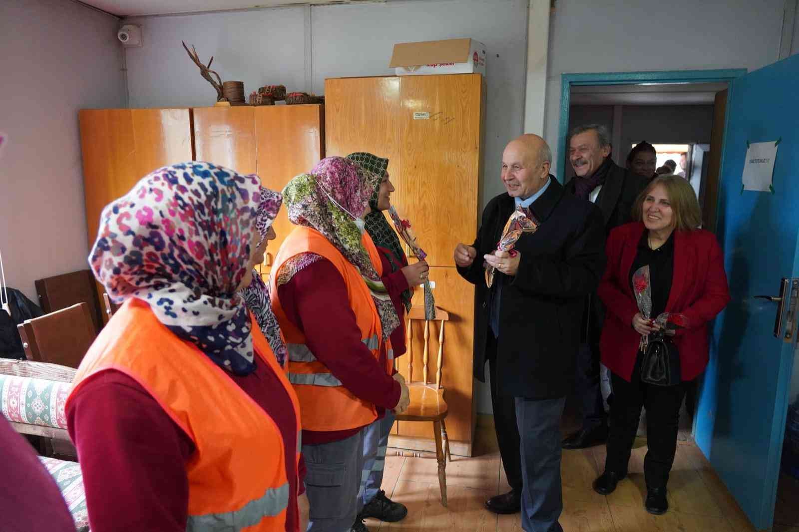 8 Mart Dünya Kadınlar Günü’nde belediyede çalışan kadın işçiler erkeklere mesaj vererek, "Kadına şiddete hayrı" dedi. Bilecik Belediyesi Park ve ...