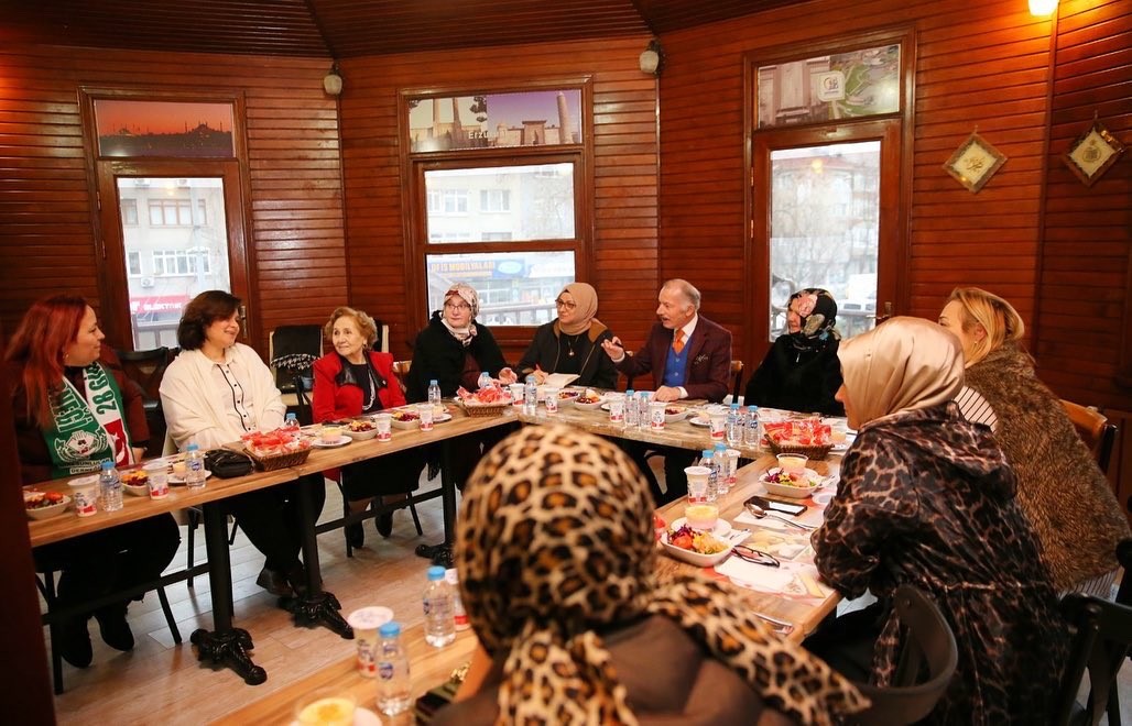 Bayrampaşa Belediyesi, 8 Mart Dünya Emekçi Kadınlar Günü münasebetiyle ilçedeki kadınların onuruna özel bir program düzenledi. Bayrampaşalı ...