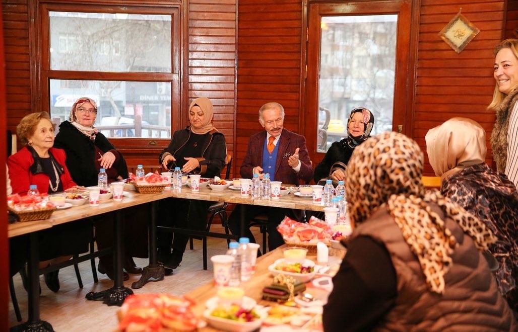 Bayrampaşa Belediyesi, 8 Mart Dünya Emekçi Kadınlar Günü münasebetiyle ilçedeki kadınların onuruna özel bir program düzenledi. Bayrampaşalı ...