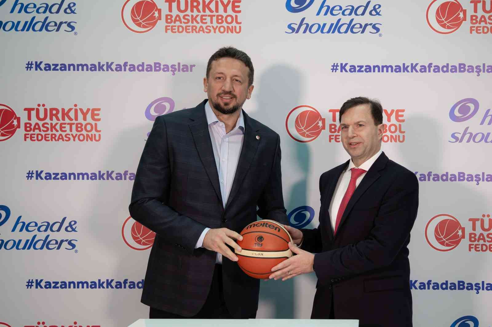 Türkiye Basketbol Federasyonu Başkanı Hidayet Türkoğlu ve P&G Türkiye, Kafkasya ve Orta Asya Yönetim Kurulu Başkanı Tankut Turnaoğlu’nun ...