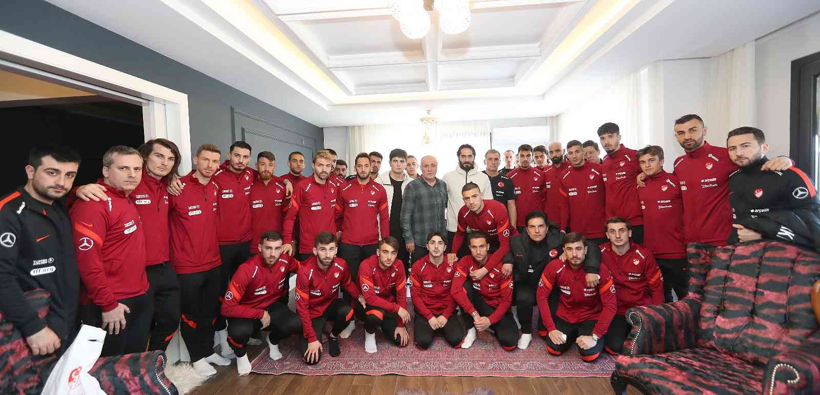 A Milli Futbol Takımı, geçirdiği trafik kazası sonucu hayatını kaybeden milli futbolcu Ahmet Çalık’ın ailesine taziye ziyaretinde bulundu. A ...