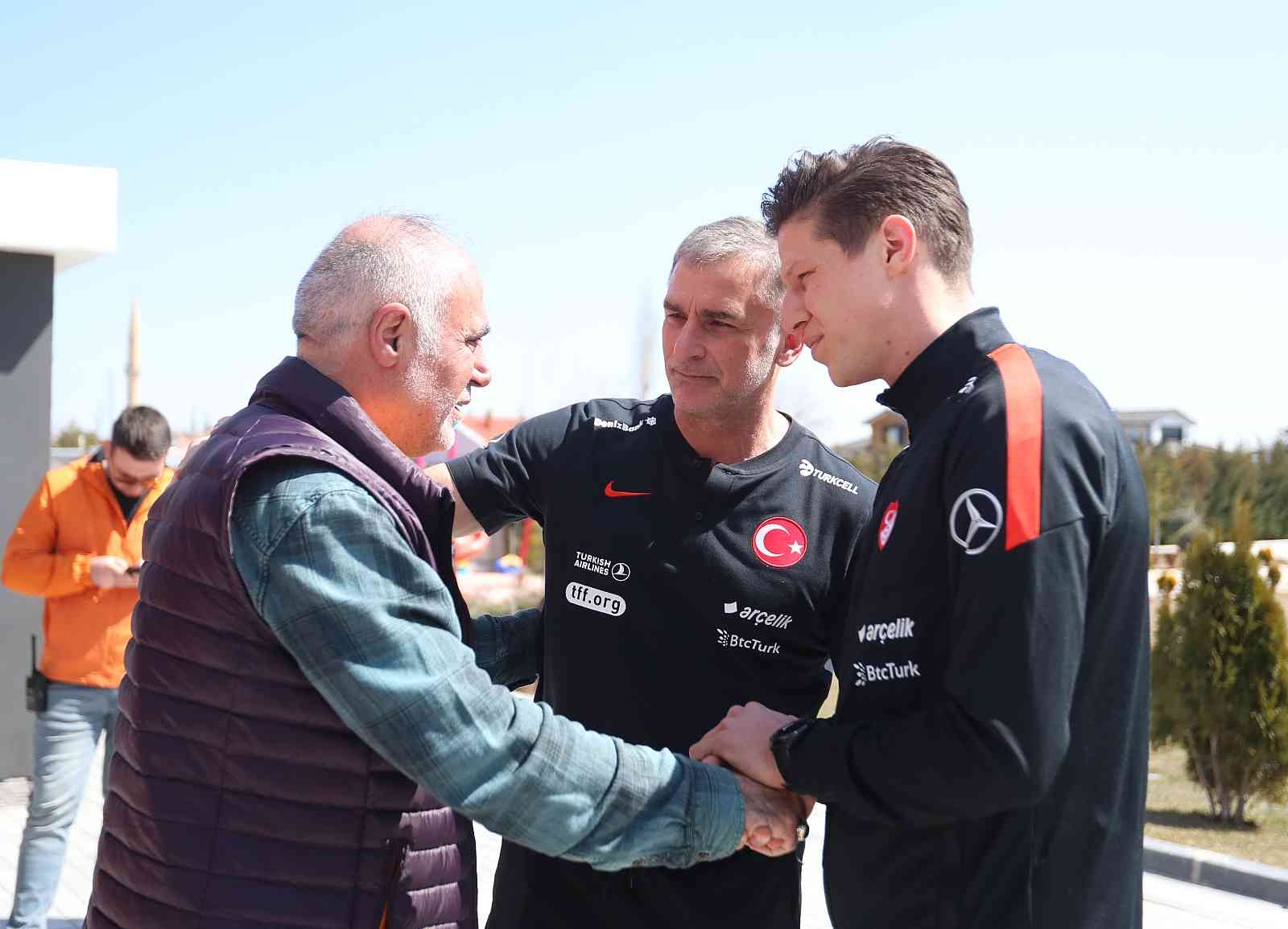 A Milli Futbol Takımı, geçirdiği trafik kazası sonucu hayatını kaybeden milli futbolcu Ahmet Çalık’ın ailesine taziye ziyaretinde bulundu. A ...