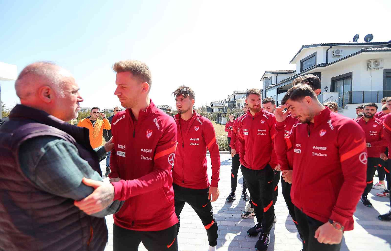 A Milli Futbol Takımı, geçirdiği trafik kazası sonucu hayatını kaybeden milli futbolcu Ahmet Çalık’ın ailesine taziye ziyaretinde bulundu. A ...