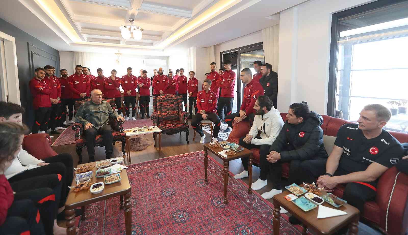 A Milli Futbol Takımı, geçirdiği trafik kazası sonucu hayatını kaybeden milli futbolcu Ahmet Çalık’ın ailesine taziye ziyaretinde bulundu. A ...