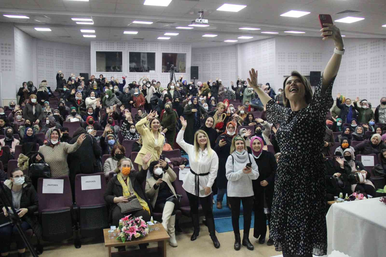 Yazar ve dizi oyuncusu Açelya Akkoyun, Kocaeli’de düzenlenen söyleşide kadınlarla bir araya geldi. Kadın ve anne olmak üzerine bilgilendirmelerde ...