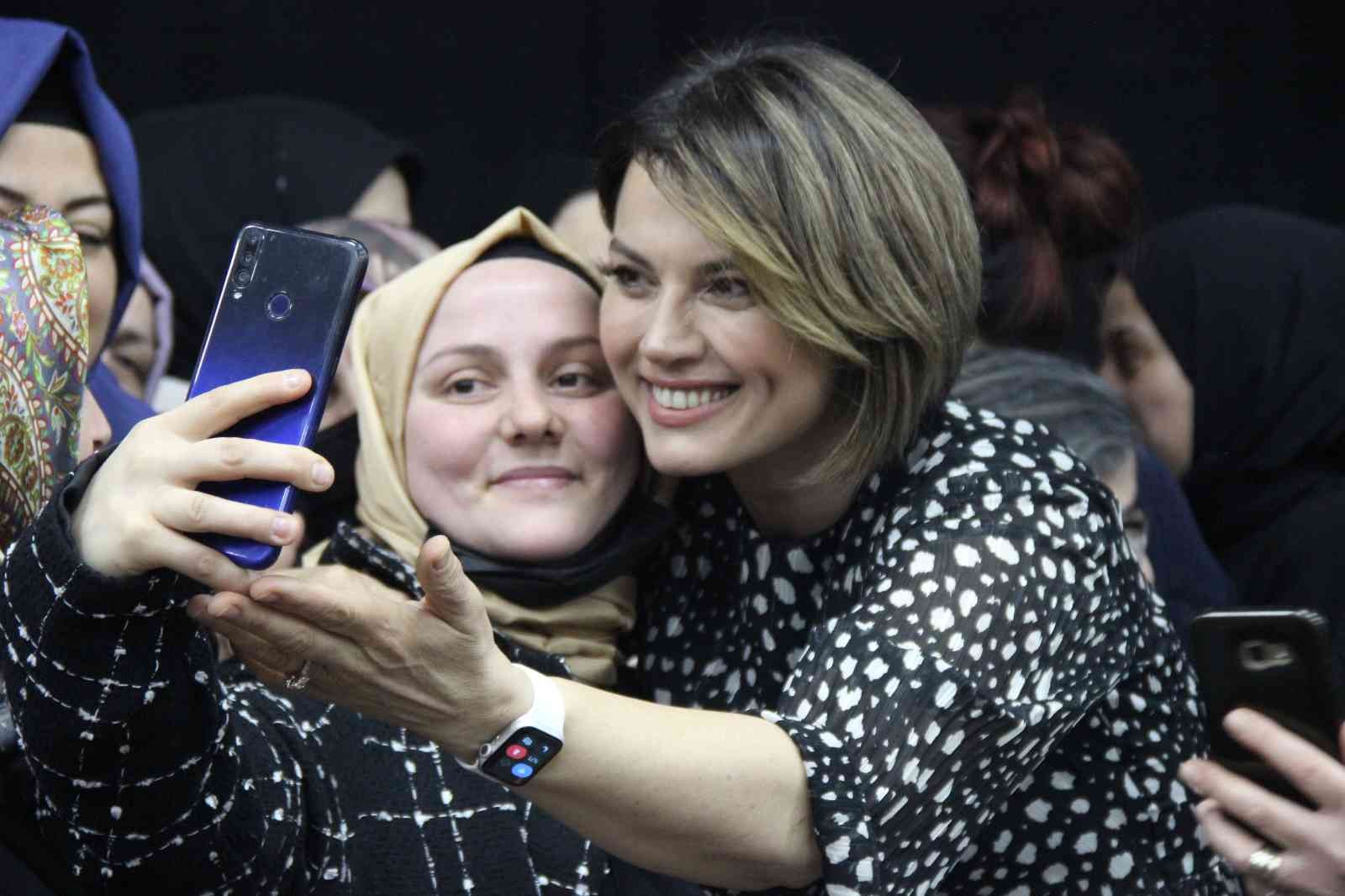 Yazar ve dizi oyuncusu Açelya Akkoyun, Kocaeli’de düzenlenen söyleşide kadınlarla bir araya geldi. Kadın ve anne olmak üzerine bilgilendirmelerde ...