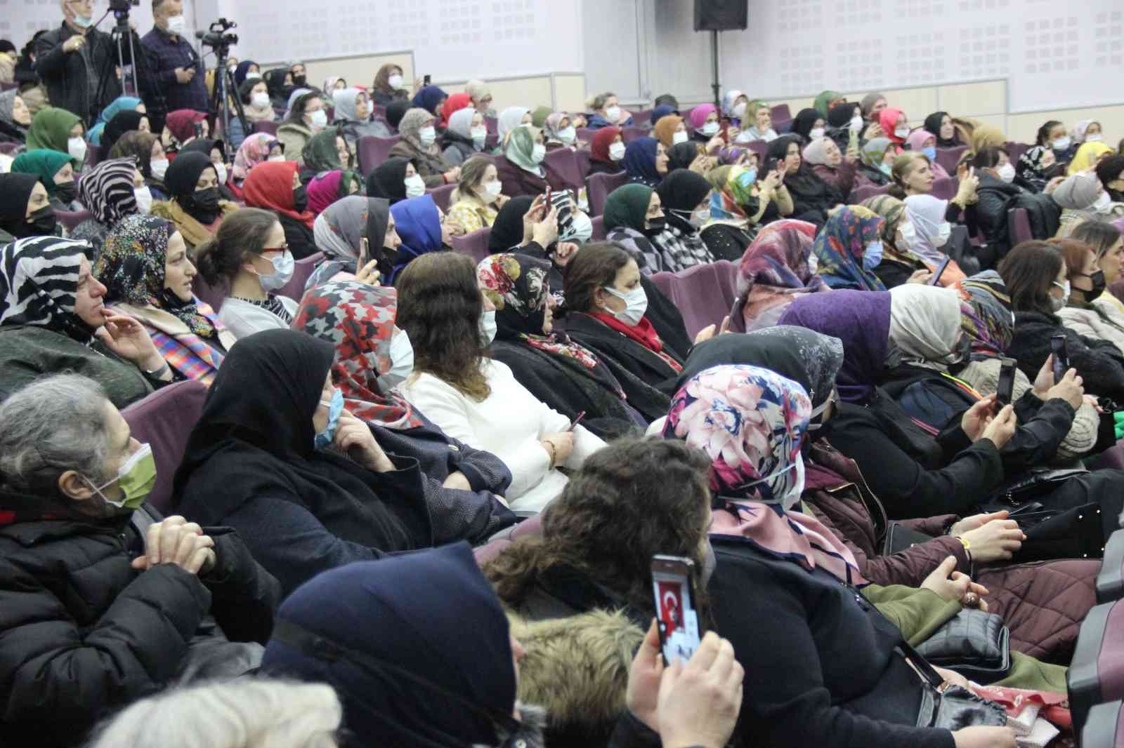 Yazar ve dizi oyuncusu Açelya Akkoyun, Kocaeli’de düzenlenen söyleşide kadınlarla bir araya geldi. Kadın ve anne olmak üzerine bilgilendirmelerde ...