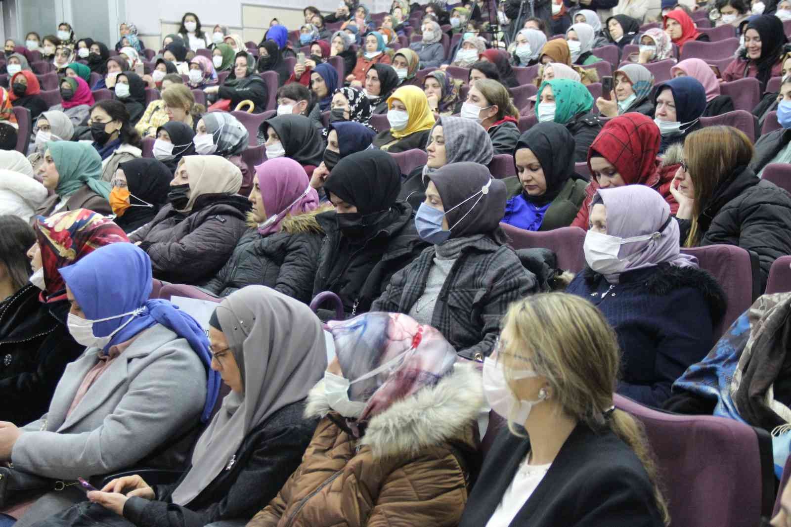 Yazar ve dizi oyuncusu Açelya Akkoyun, Kocaeli’de düzenlenen söyleşide kadınlarla bir araya geldi. Kadın ve anne olmak üzerine bilgilendirmelerde ...