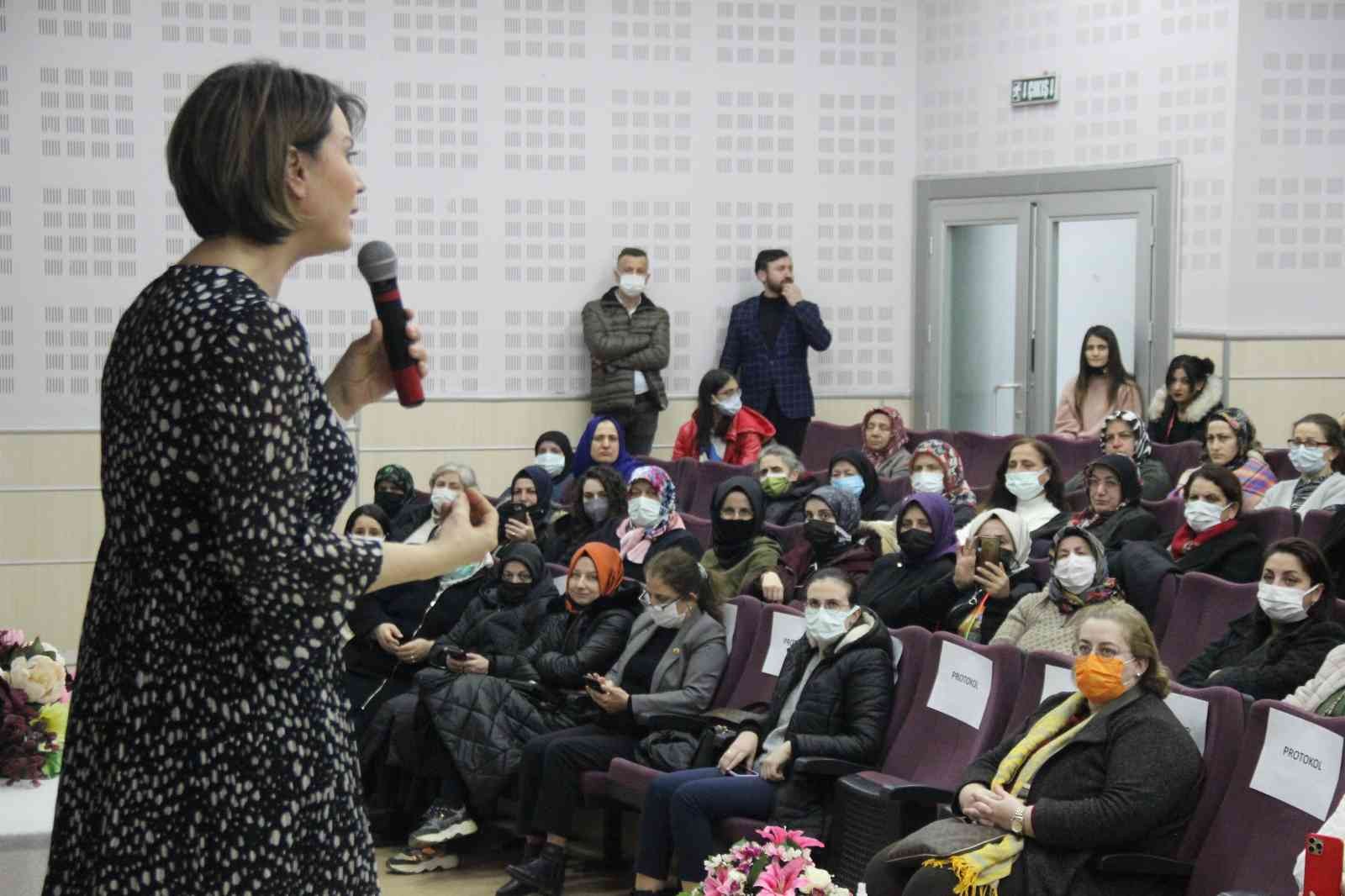 Yazar ve dizi oyuncusu Açelya Akkoyun, Kocaeli’de düzenlenen söyleşide kadınlarla bir araya geldi. Kadın ve anne olmak üzerine bilgilendirmelerde ...