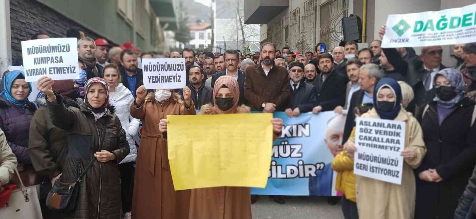 Bursa’da bazı velilerin ve öğrencilerin talebi üzerine okuldaki öğrencilerin oturma düzeninde değişiklik yaptıktan sonra görevden alınan okul ...