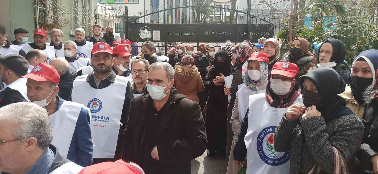 Bursa’da bazı velilerin ve öğrencilerin talebi üzerine okuldaki öğrencilerin oturma düzeninde değişiklik yaptıktan sonra görevden alınan okul ...