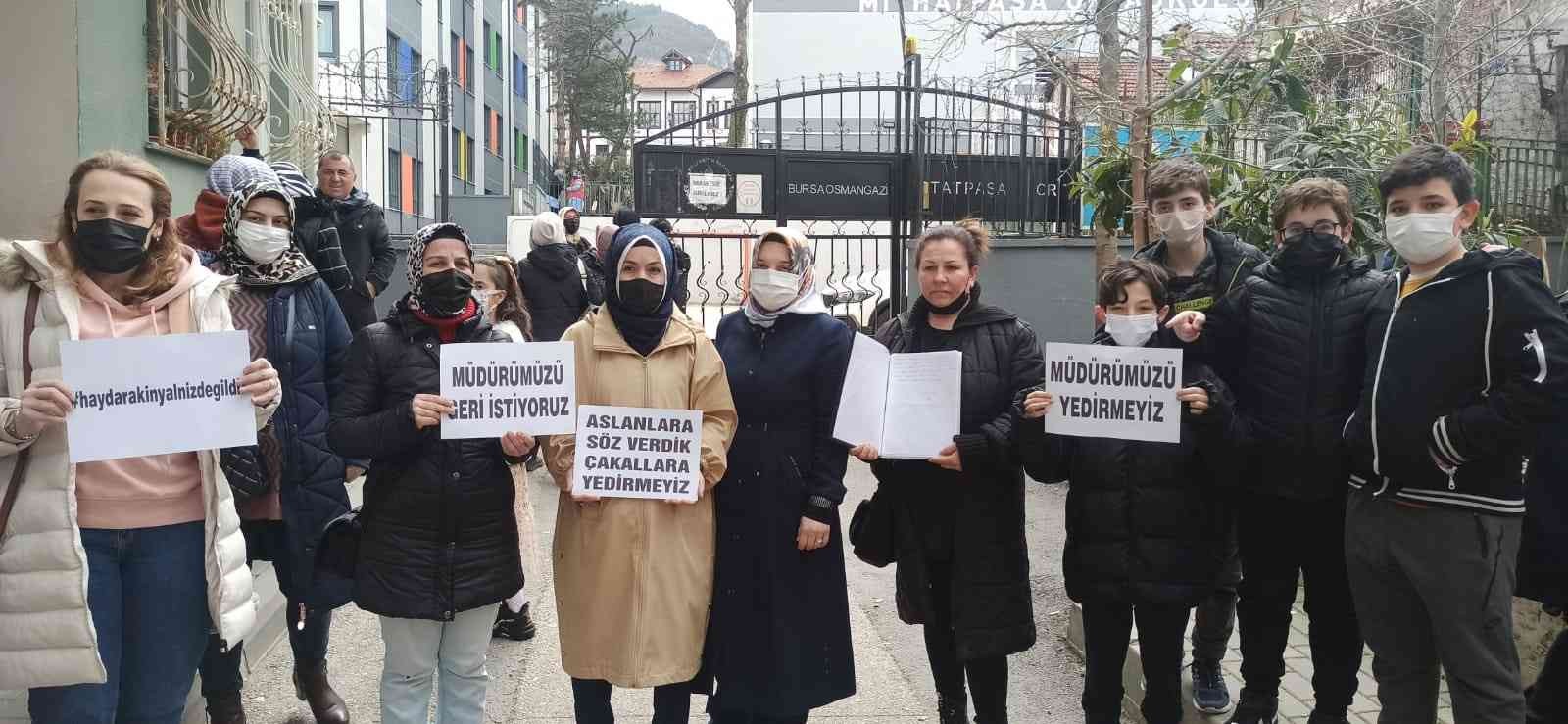 Bursa’da bazı velilerin ve öğrencilerin talebi üzerine okuldaki öğrencilerin oturma düzeninde değişiklik yaptıktan sonra görevden alınan okul ...