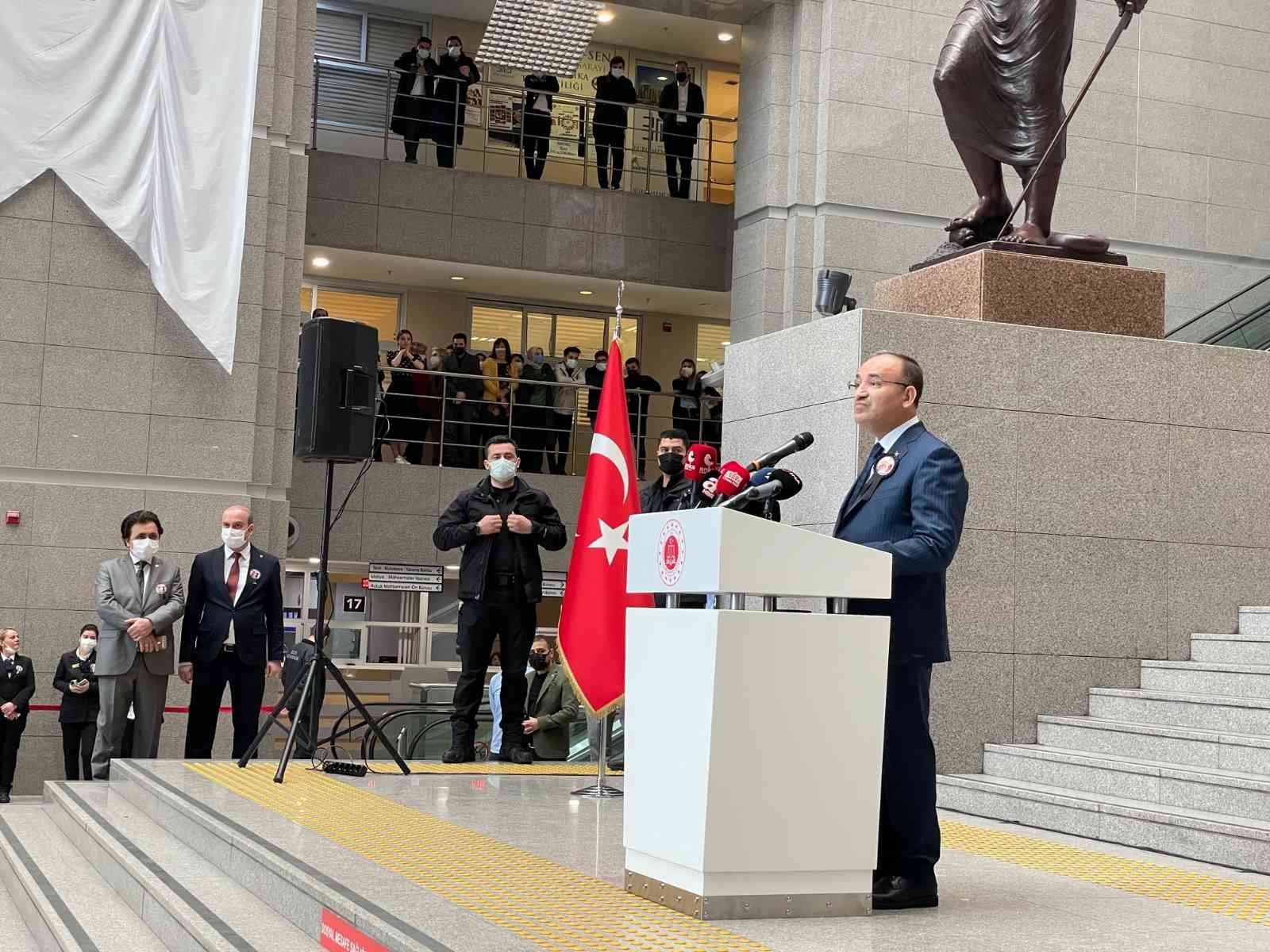 Adalet Bakanı Bekir Bozdağ, "Bizim inancımız gereği şehitler ölmez, onlar diridirler. Şehitler ölmez ama teröristler, terör örgütleri ve onları ...