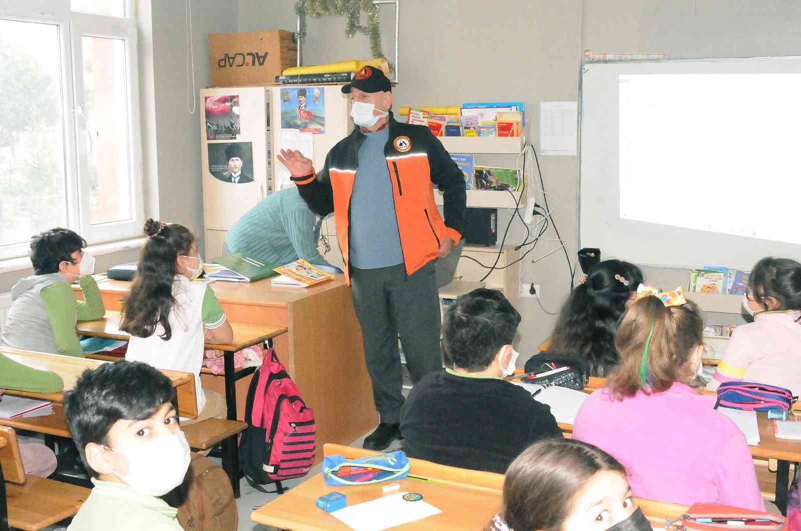 Yalova Mahalle Afet Gönüllüleri Derneği verdikleri eğitimlerle hayat kurtarmayı hedefliyor. Mahalle Afet Gönüllüleri Derneği, Yalova’da 9 mahalle ...