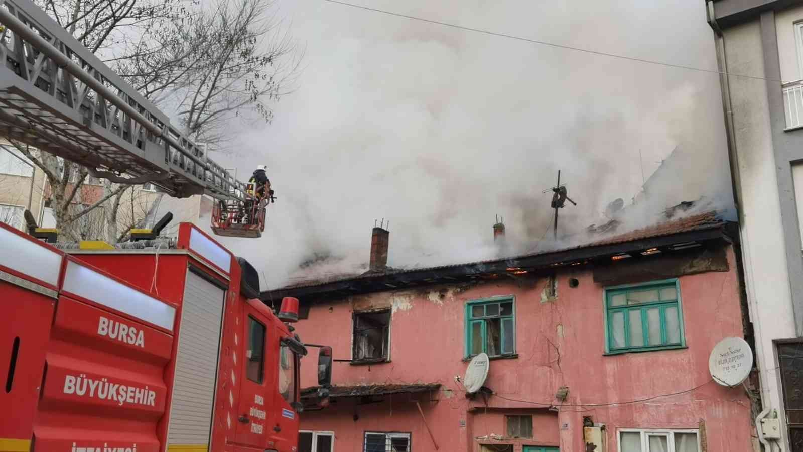 Bursa’nın İnegöl ilçesinde meydana gelen olayda 2 katlı ahşap bina alev alev yandı. Yangın saat 09.00 sıralarında Orhaniye mahallesi Mesudiye ...