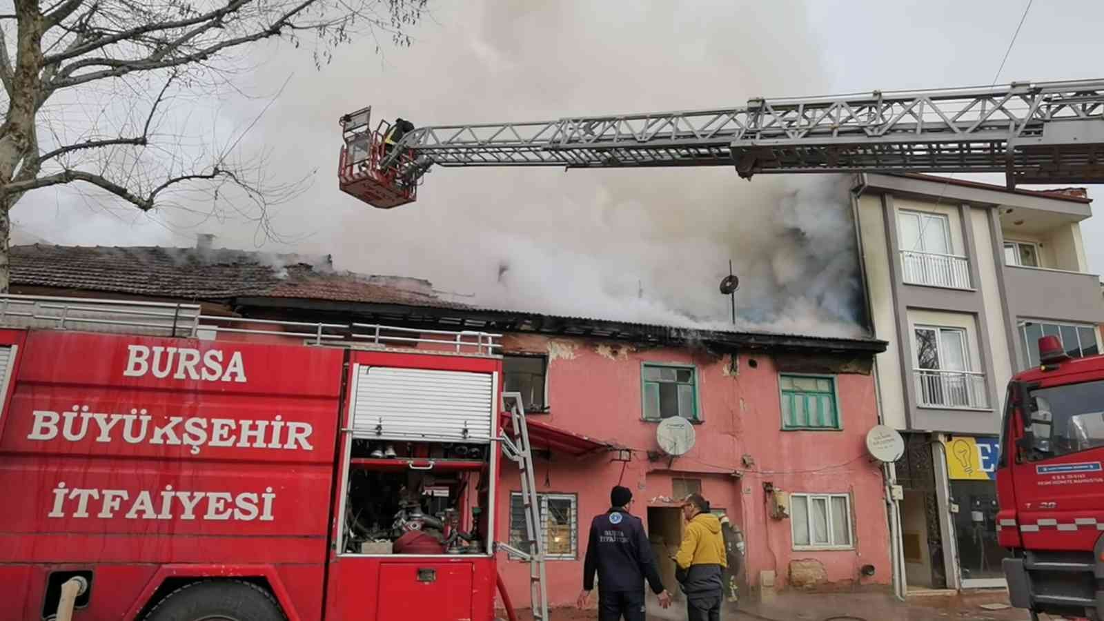 Bursa’nın İnegöl ilçesinde meydana gelen olayda 2 katlı ahşap bina alev alev yandı. Yangın saat 09.00 sıralarında Orhaniye mahallesi Mesudiye ...