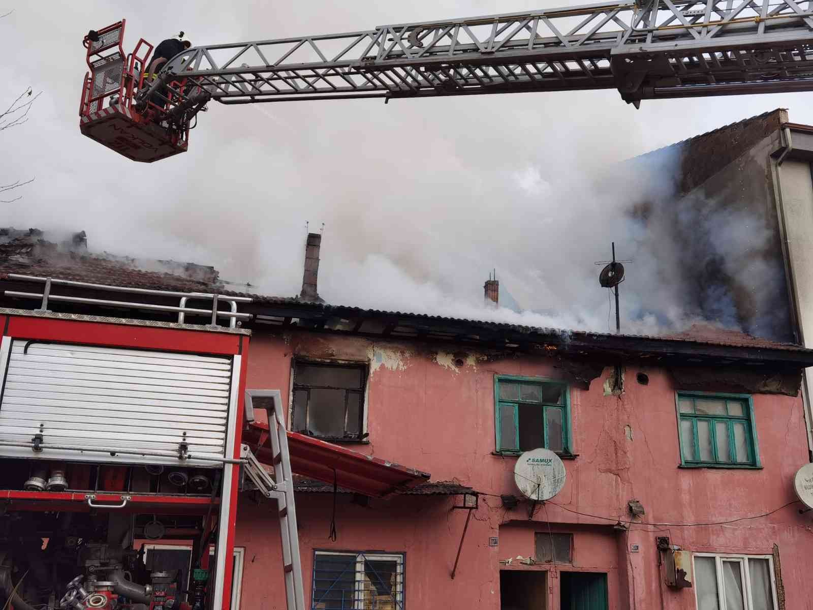 Bursa’nın İnegöl ilçesinde meydana gelen olayda 2 katlı ahşap bina alev alev yandı. Yangın saat 09.00 sıralarında Orhaniye mahallesi Mesudiye ...