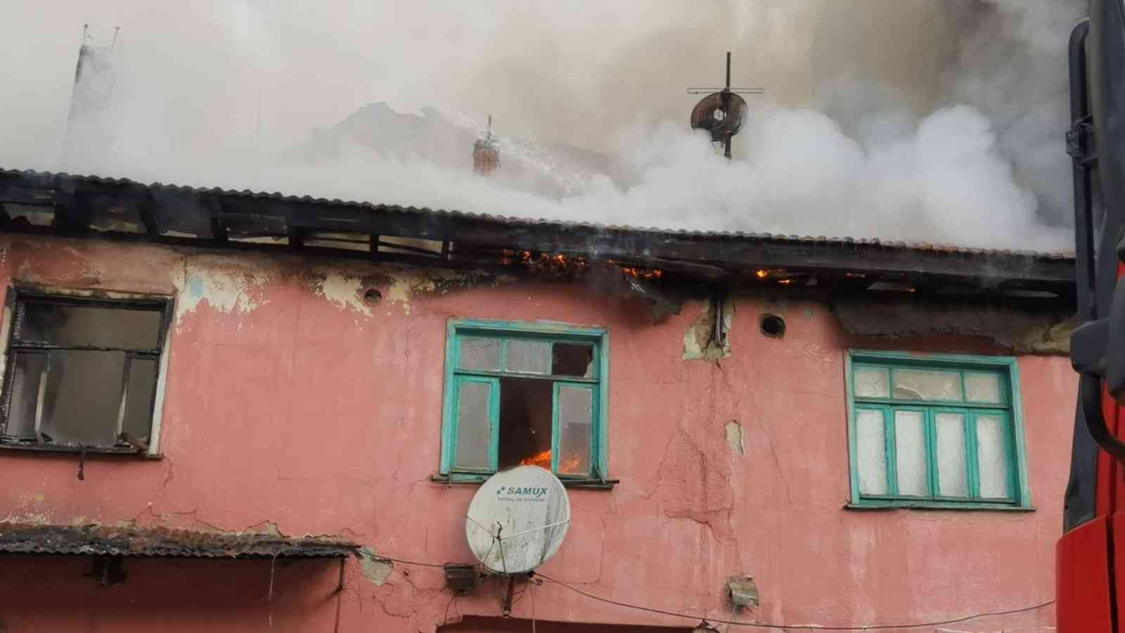 Bursa’nın İnegöl ilçesinde meydana gelen olayda 2 katlı ahşap bina alev alev yandı. Yangın saat 09.00 sıralarında Orhaniye mahallesi Mesudiye ...