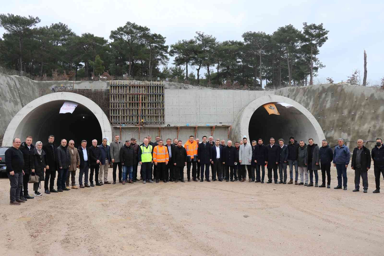 AK Parti Çanakkale İl Başkanı Naim Makas ve beraberindekiler, ulaşımı 35’ten 7 dakikaya düşürecek olan Ayvacık Küçükkuyu Tünellerini inceledi ...