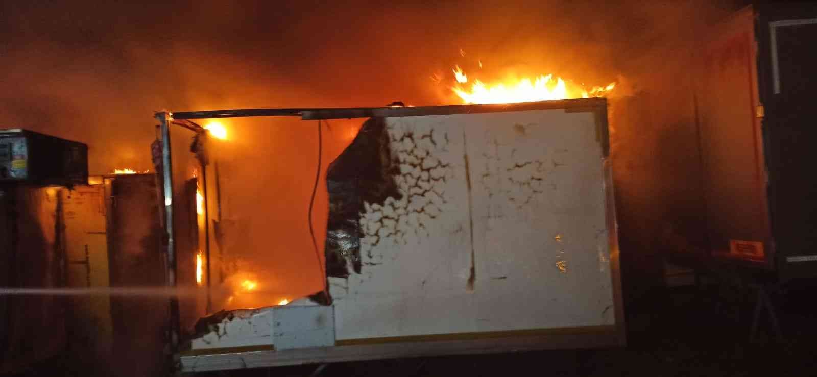 Sakarya’nın Arifiye ilçesinde araç kasa üretimi yapan firmada bulunan karoserler alev alev yandı. İtfaiye müdahalesiyle söndürülen yangında maddi ...