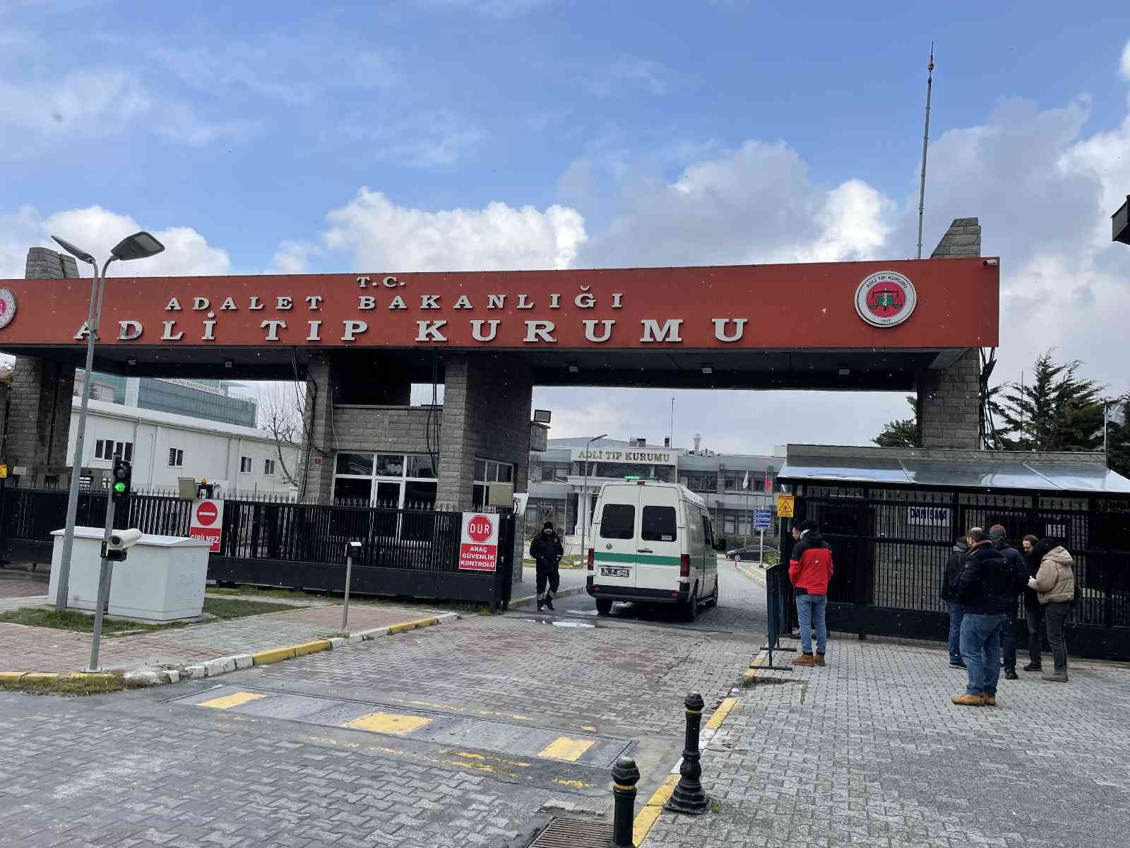 Bakırköy’deki bir alışveriş merkezinde dün akşam saatlerinde tartıştığı erkek arkadaşı tarafından öldürülen Yağmur Sönmez’in cenazesi Adli Tıp ...