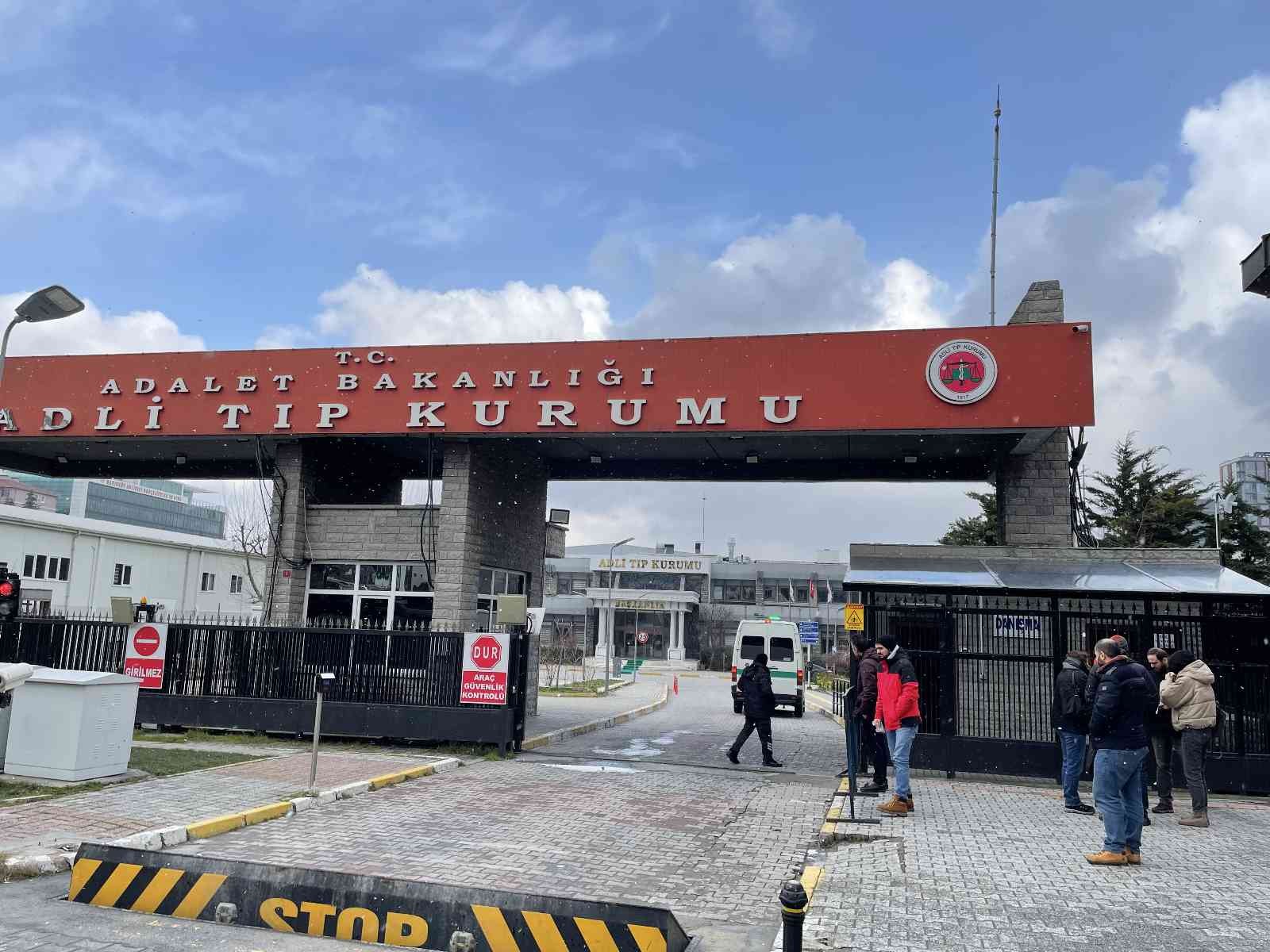 Bakırköy’deki bir alışveriş merkezinde dün akşam saatlerinde tartıştığı erkek arkadaşı tarafından öldürülen Yağmur Sönmez’in cenazesi Adli Tıp ...