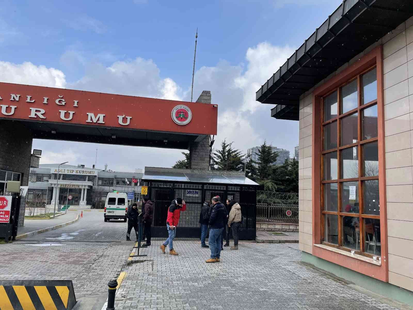 Bakırköy’deki bir alışveriş merkezinde dün akşam saatlerinde tartıştığı erkek arkadaşı tarafından öldürülen Yağmur Sönmez’in cenazesi Adli Tıp ...