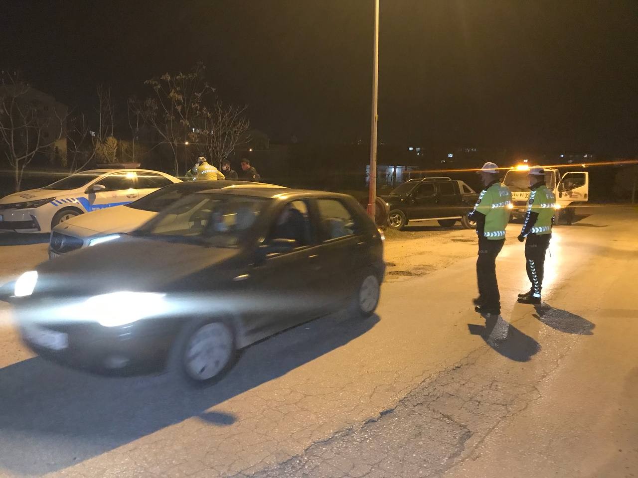 Edirne’de asayiş uygulamasında durdurulan sürücü, polisleri şaşkına çevirdi. Alkol kontrolü sırasında alkolmetre aparatını aracının torpidosundan ...