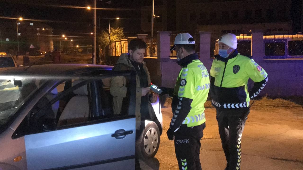 Edirne’de asayiş uygulamasında durdurulan sürücü, polisleri şaşkına çevirdi. Alkol kontrolü sırasında alkolmetre aparatını aracının torpidosundan ...