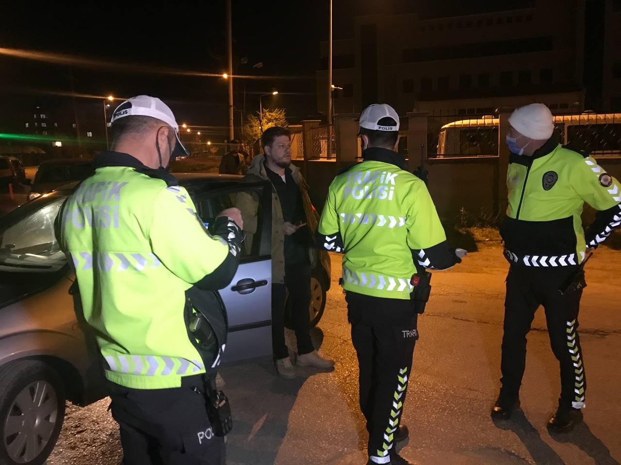 Edirne’de asayiş uygulamasında durdurulan sürücü, polisleri şaşkına çevirdi. Alkol kontrolü sırasında alkolmetre aparatını aracının torpidosundan ...