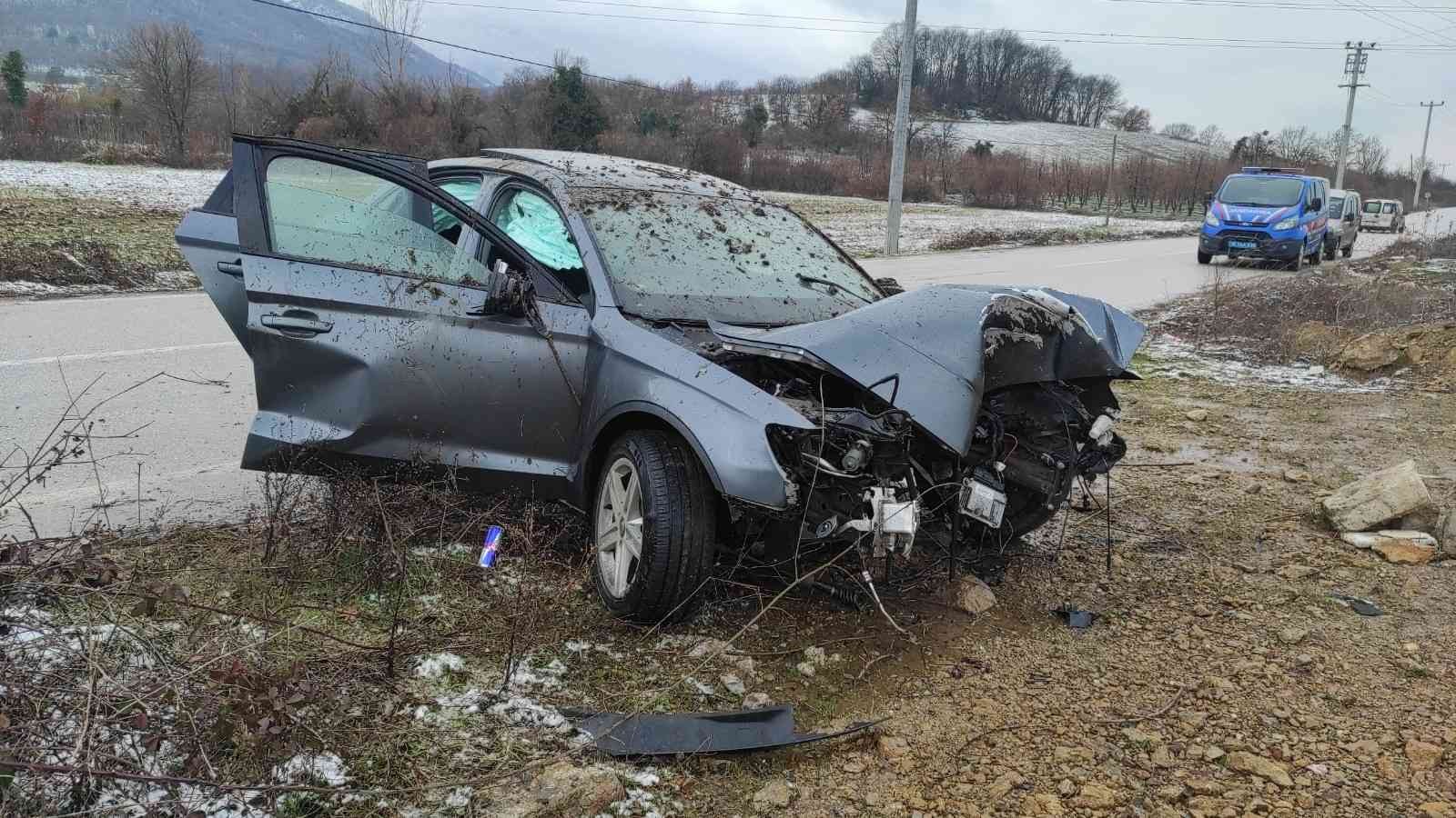 Bursa’da alkollü sürücünün direksiyon hakimiyetini kaybettiği otomobil direğe çarptı. Kazada 2 kişi yaralandı. Kaza, Kestel ilçesi eski İnegöl ...