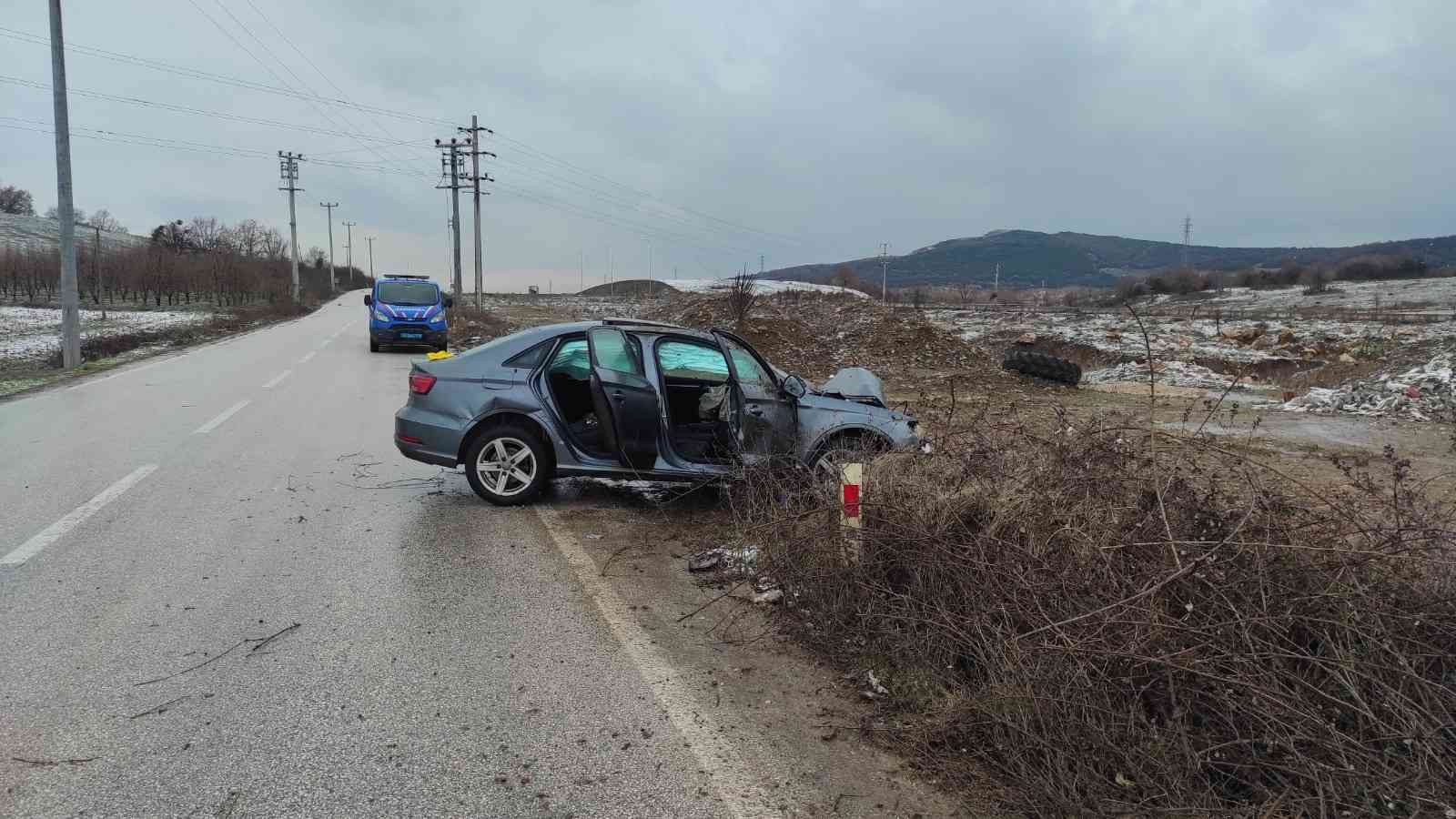 Bursa’da alkollü sürücünün direksiyon hakimiyetini kaybettiği otomobil direğe çarptı. Kazada 2 kişi yaralandı. Kaza, Kestel ilçesi eski İnegöl ...