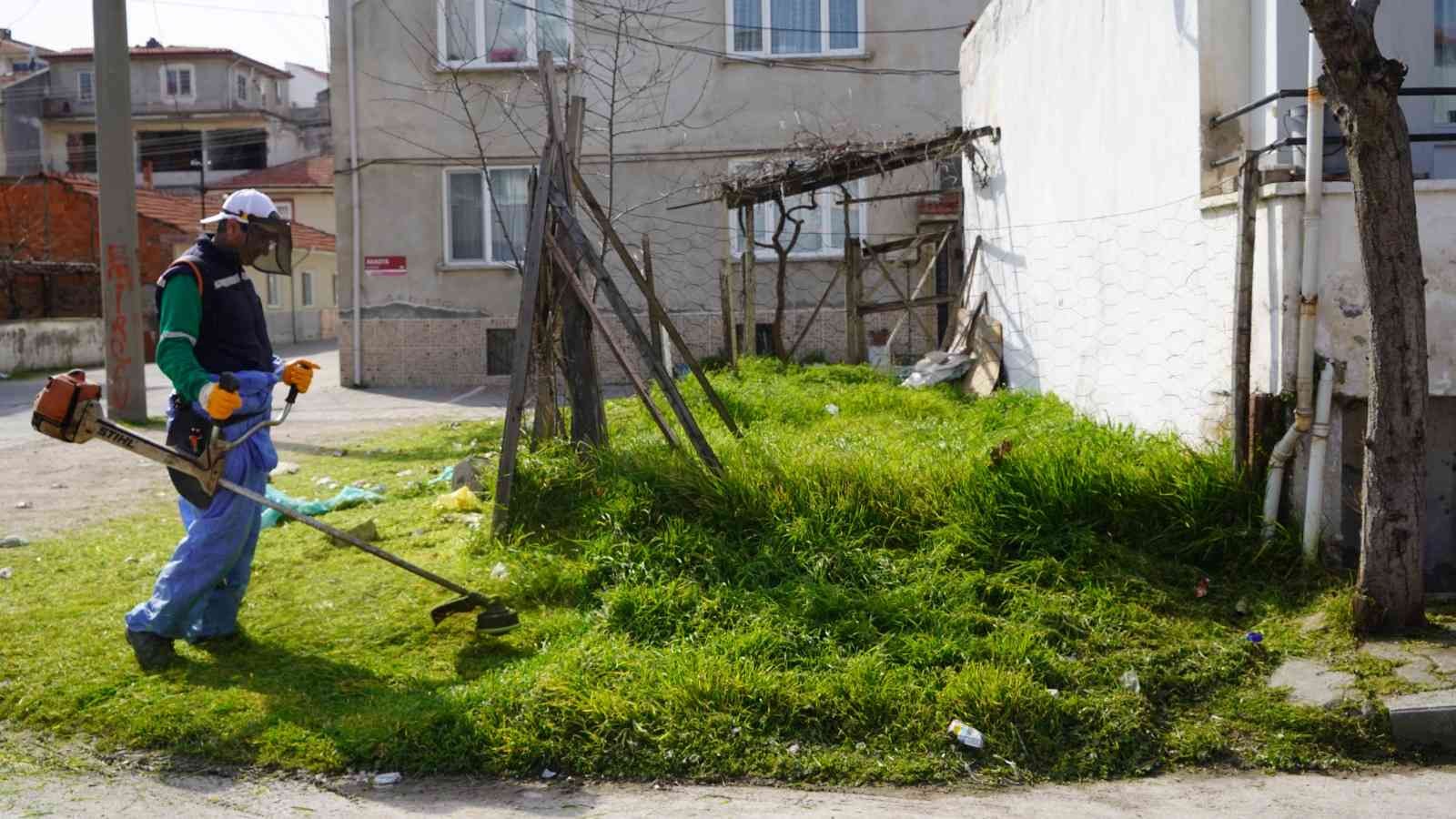 Altıeylül Belediyesi Park ve Bahçeler Müdürlüğü’ne bağlı ekipler ilçe genelinde bahar temizliğine başladı. Park ve Bahçeler Müdürlüğü’ne bağlı ...