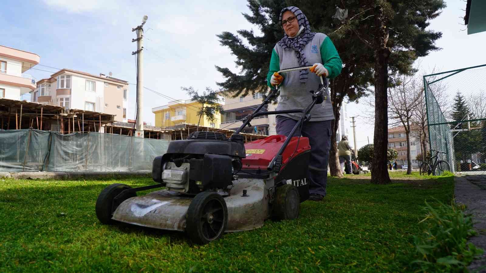 Altıeylül Belediyesi Park ve Bahçeler Müdürlüğü’ne bağlı ekipler ilçe genelinde bahar temizliğine başladı. Park ve Bahçeler Müdürlüğü’ne bağlı ...