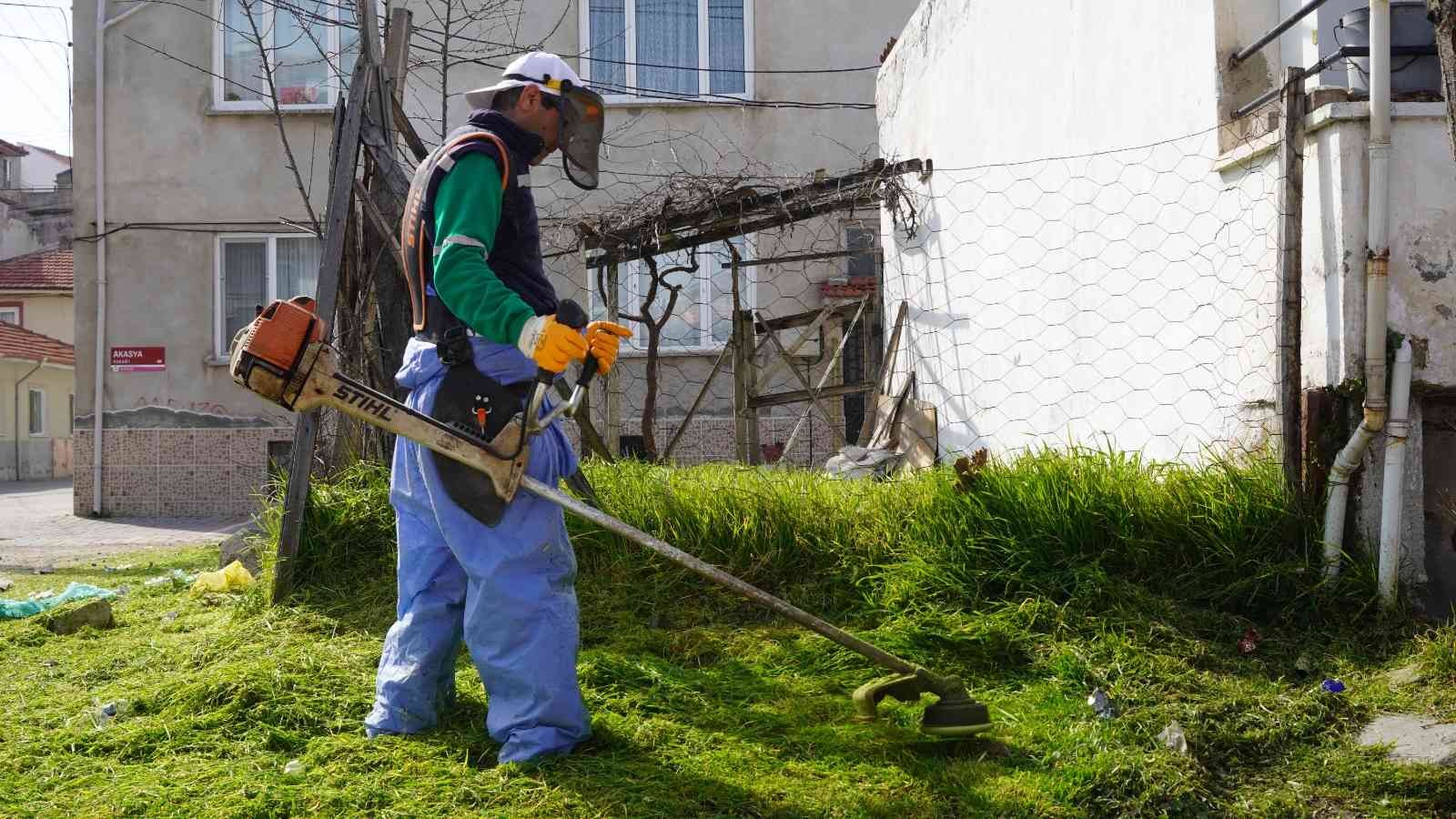 Altıeylül Belediyesi Park ve Bahçeler Müdürlüğü’ne bağlı ekipler ilçe genelinde bahar temizliğine başladı. Park ve Bahçeler Müdürlüğü’ne bağlı ...