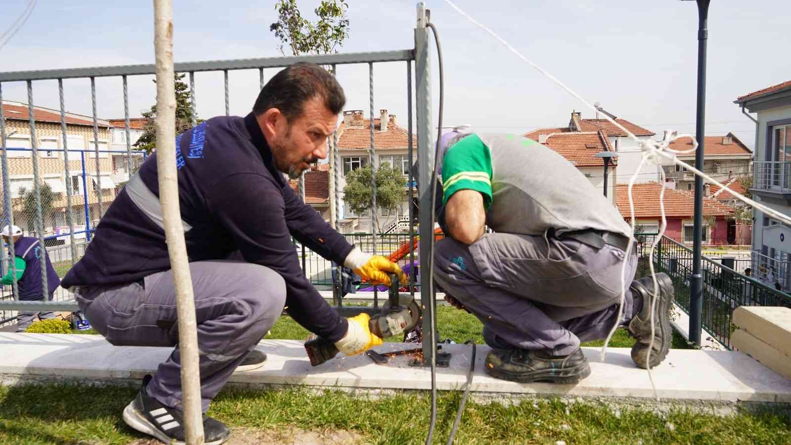 Altıeylül Belediyesi Park ve Bahçeler Müdürlüğü’ne bağlı ekipler ilçe genelinde bahar temizliğine başladı. Park ve Bahçeler Müdürlüğü’ne bağlı ...