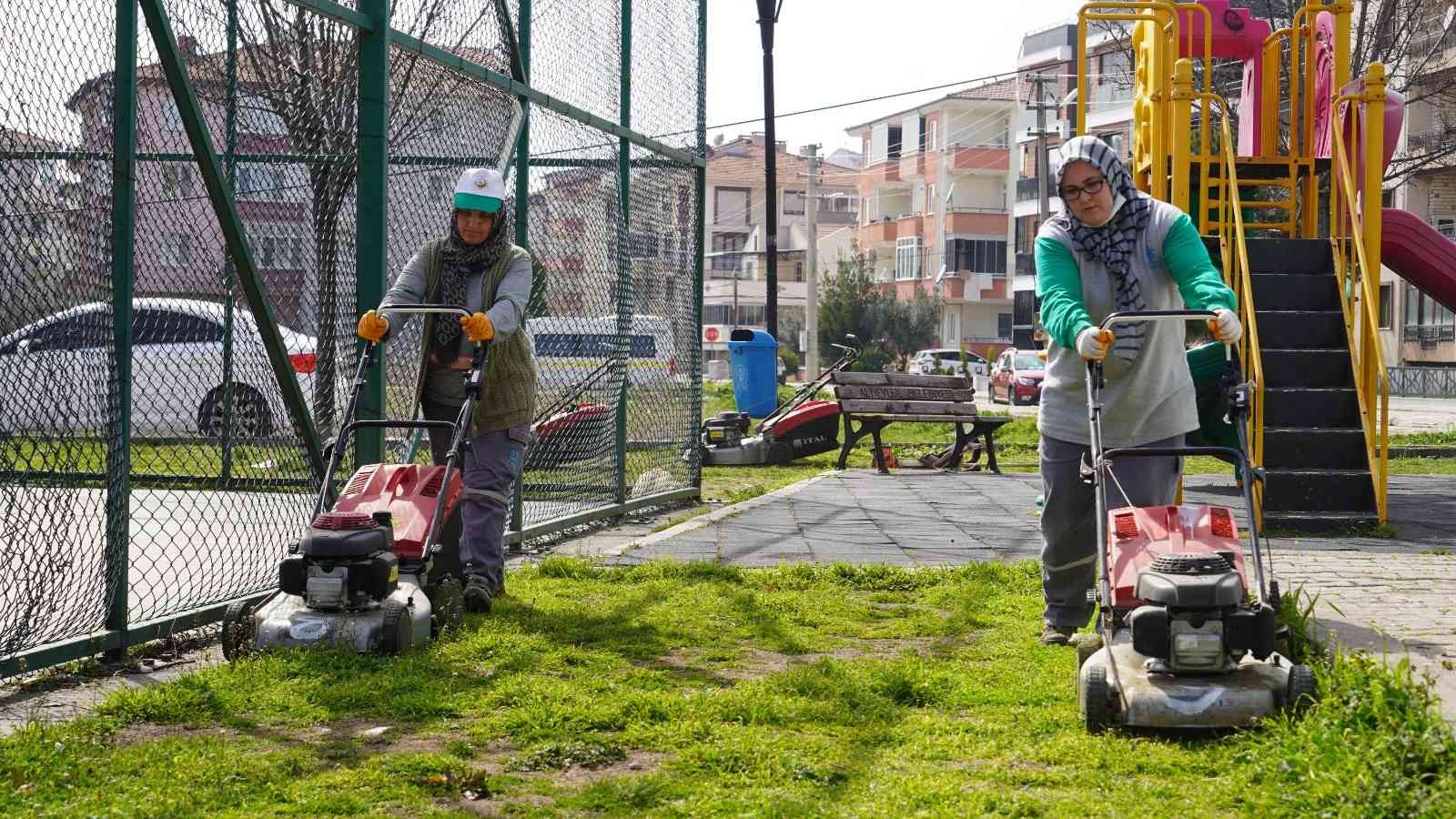 Altıeylül Belediyesi Park ve Bahçeler Müdürlüğü’ne bağlı ekipler ilçe genelinde bahar temizliğine başladı. Park ve Bahçeler Müdürlüğü’ne bağlı ...