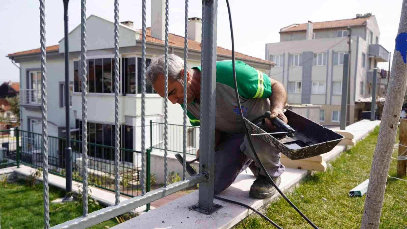 Altıeylül Belediyesi Park ve Bahçeler Müdürlüğü’ne bağlı ekipler ilçe genelinde bahar temizliğine başladı. Park ve Bahçeler Müdürlüğü’ne bağlı ...