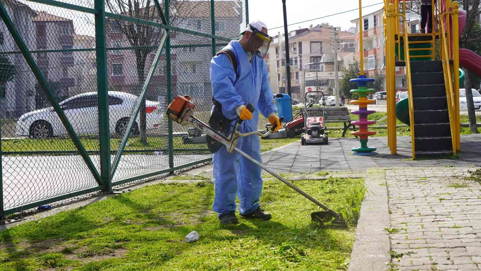 Altıeylül Belediyesi Park ve Bahçeler Müdürlüğü’ne bağlı ekipler ilçe genelinde bahar temizliğine başladı. Park ve Bahçeler Müdürlüğü’ne bağlı ...