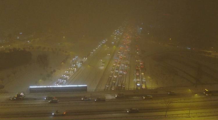 İstanbul Anadolu Yakası’nda etkisini artıran kar yağışı nedeniyle trafik durma noktasına gelirken, E-5 karayolunda mahsur kalan araçlar dron ile ...