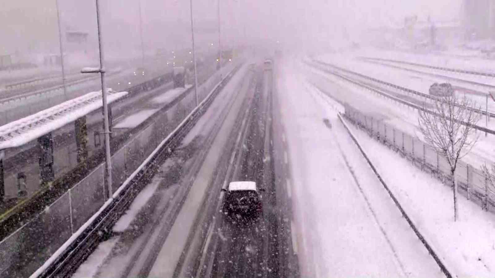 İstanbul’da kar yağışı aniden bastırınca Cevizlibağ’daki E-5 karayolu beyaza büründü. Kar nedeniyle görüş mesafesinin düştüğü yolda araçlar ...