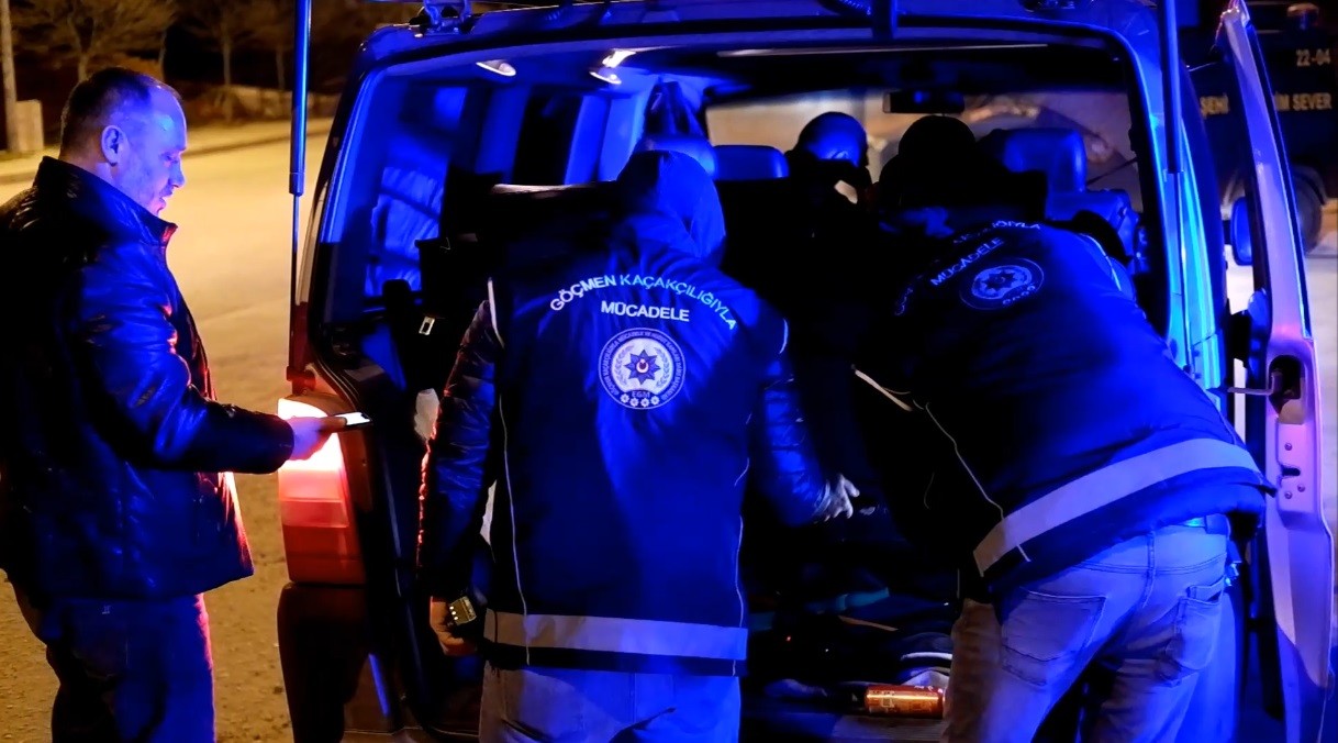 Edirne’de polis ekiplerince gerçekleştirilen asayiş ve trafik denetiminde araçlar didik didik arandı, araçlarda bulunan cam filmleri tek tek ...