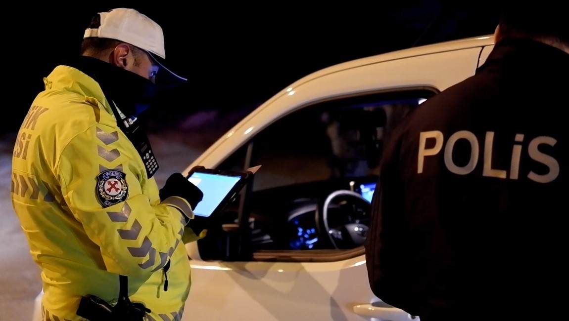 Edirne’de polis ekiplerince gerçekleştirilen asayiş ve trafik denetiminde araçlar didik didik arandı, araçlarda bulunan cam filmleri tek tek ...