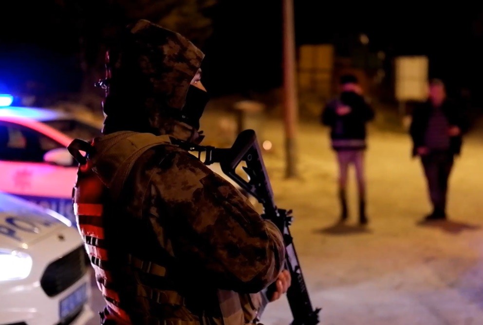 Edirne’de polis ekiplerince gerçekleştirilen asayiş ve trafik denetiminde araçlar didik didik arandı, araçlarda bulunan cam filmleri tek tek ...