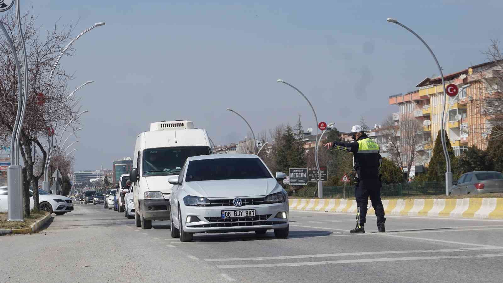 Edirne İl Emniyet Müdürlüğü Trafik Tescil Trafik Tescil ve Denetleme Şubesi Müdürlüğü ekipleri, cam filmi olan araçlarda denetim yaptı. Bazı ...