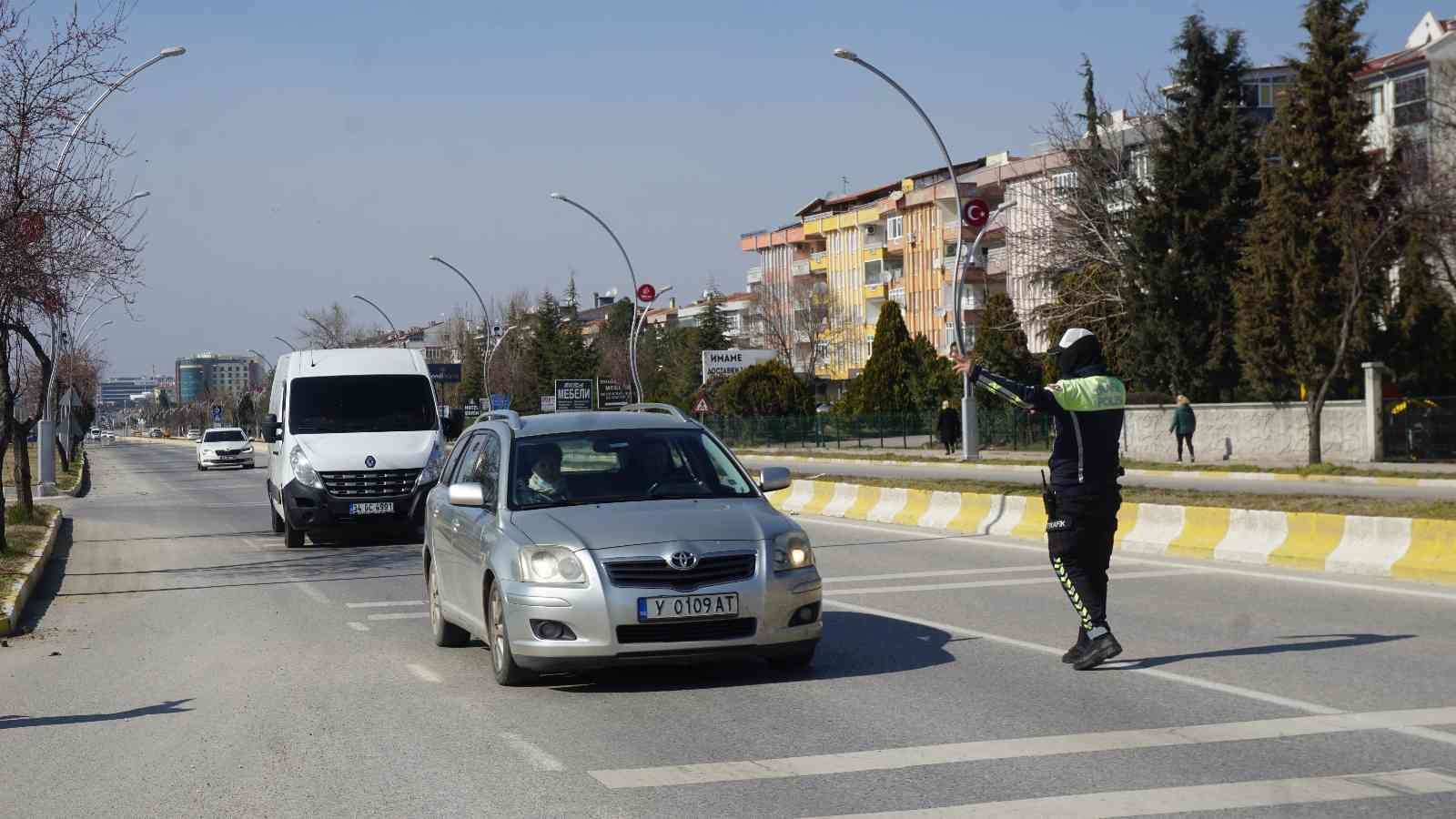 Edirne İl Emniyet Müdürlüğü Trafik Tescil Trafik Tescil ve Denetleme Şubesi Müdürlüğü ekipleri, cam filmi olan araçlarda denetim yaptı. Bazı ...